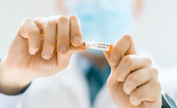 What preventive measures can UK infectious disease specialists recommend for travelers?